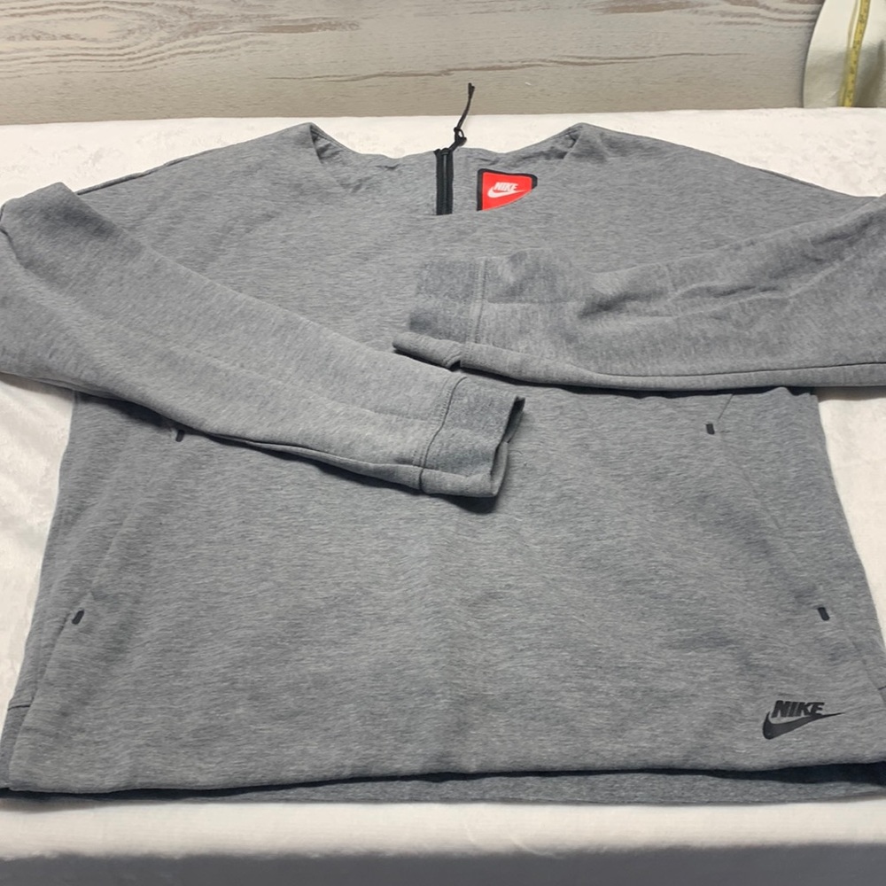 Women’s Nike cropped gray sweatshirt with pockets and zippered back. Size large